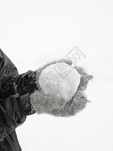 拿雪球的人图片