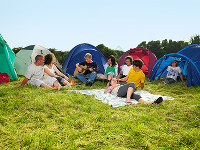 帐篷背包一群人坐在帐篷外面背景