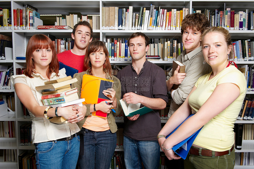 图书馆里的一群年轻人图片