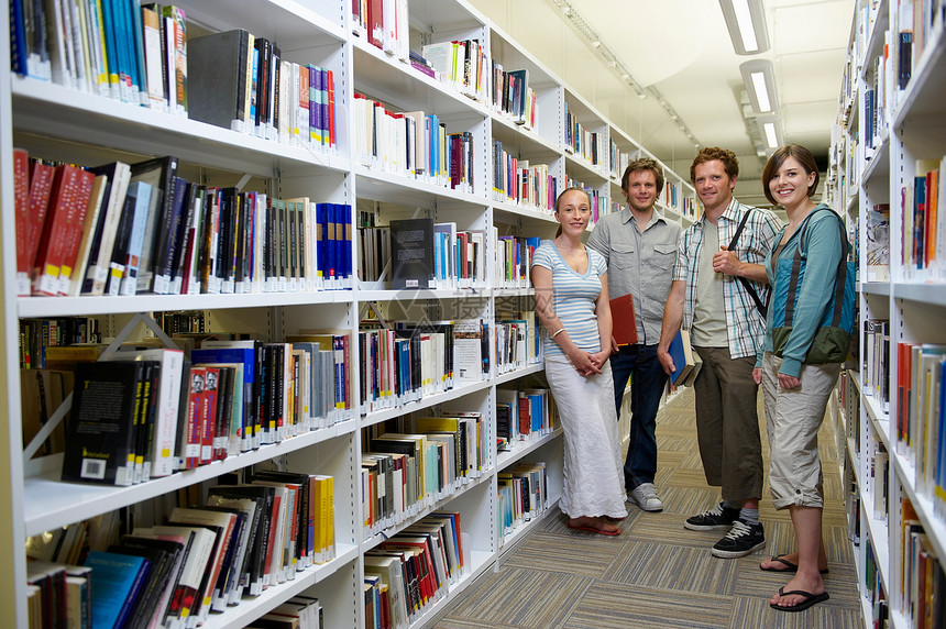 图书馆的四个年轻学生图片