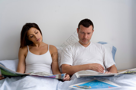 年轻夫妇在床上背景图片