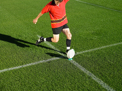 运动员踢足球图片