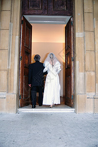 新娘和她父亲一起进教堂图片