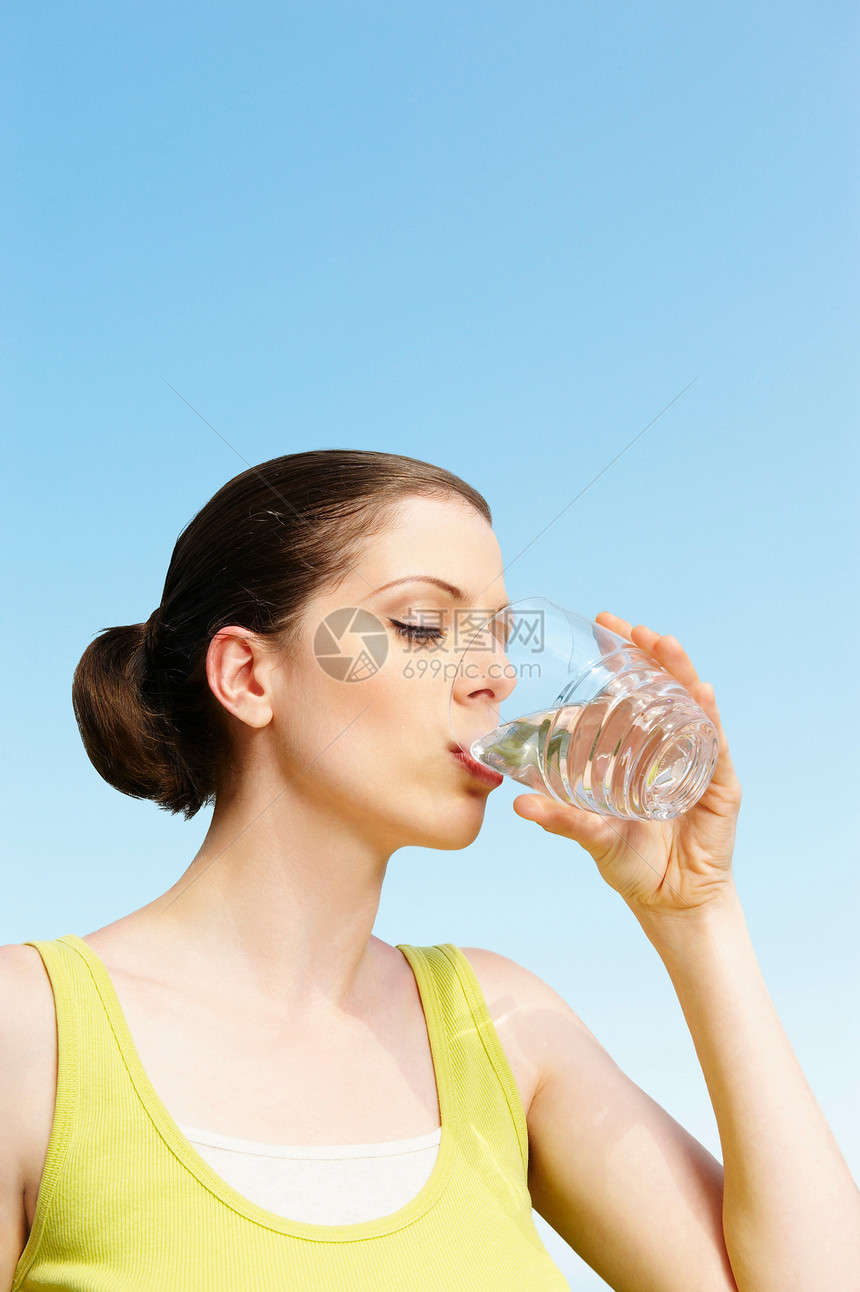喝水的年轻女子图片