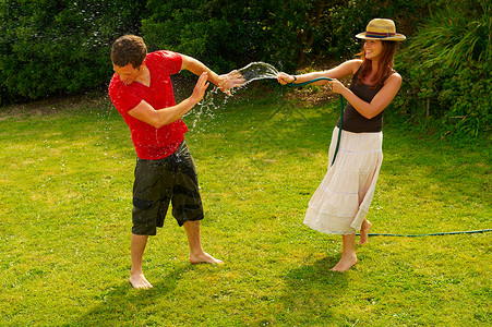 女人用花园水龙头喷男人图片