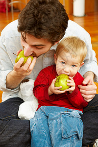父子一起吃苹果图片
