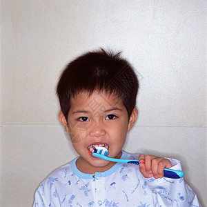 刷牙的男孩图片
