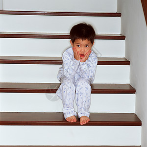 楼梯上的小男孩睡衣高清图片素材