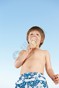 男孩在吃冰淇淋蛋卷棕色头发高清图片素材