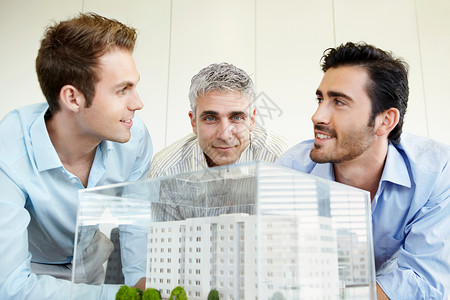 三人讨论建筑模型图片