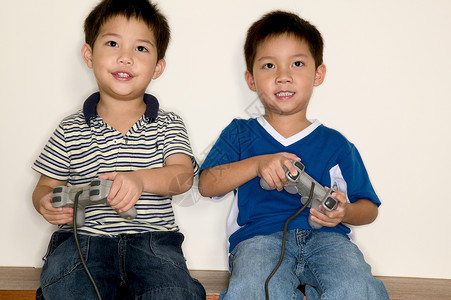 玩电子游戏的男孩小孩高清图片素材