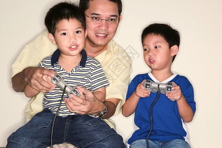 父子们玩电子游戏图片