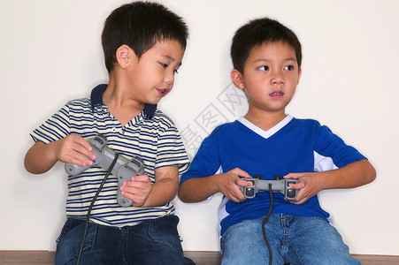 玩电子游戏的男孩比赛高清图片素材