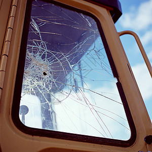 破碎的卡车车窗背景图片