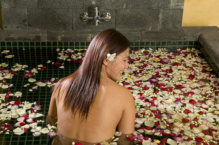 带花瓣洗澡的女人背景图片