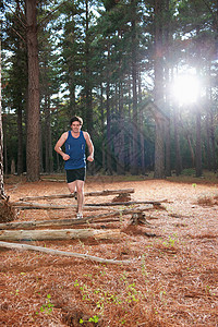 在森林里奔跑的人图片