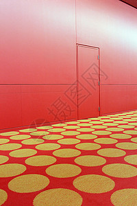 带有花纹地毯的红色走廊背景图片