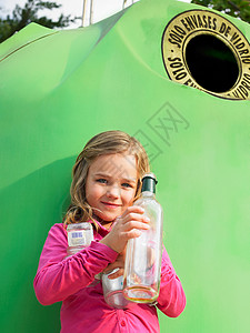 站在回收站旁的小女孩一个人高清图片素材
