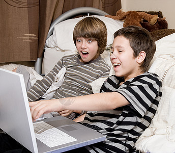 男孩玩电脑玩电脑的男孩背景