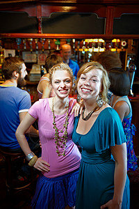 在酒吧摆姿势的年轻女性公共场所高清图片素材