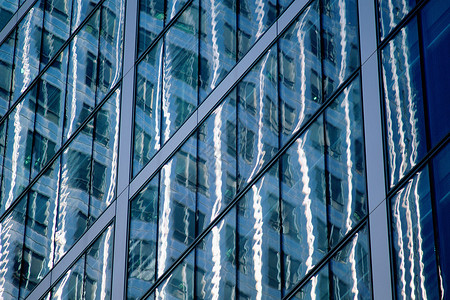玻璃中的反射的建筑图片