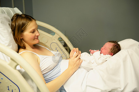 新生儿妇女图片