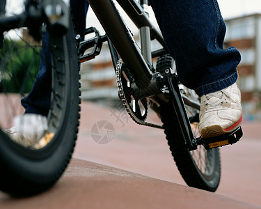 骑BMX自行车的男孩图片