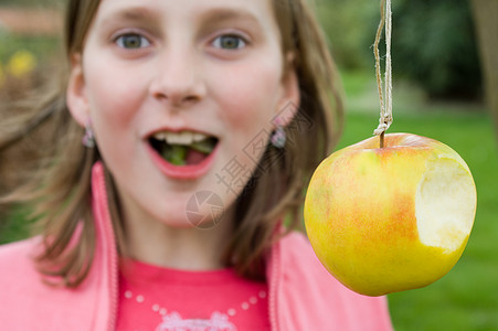 在吃苹果的女孩背景图片