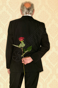 藏红玫瑰的老人图片