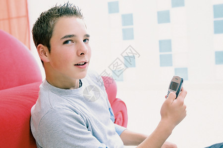 在玩手机的年轻人图片