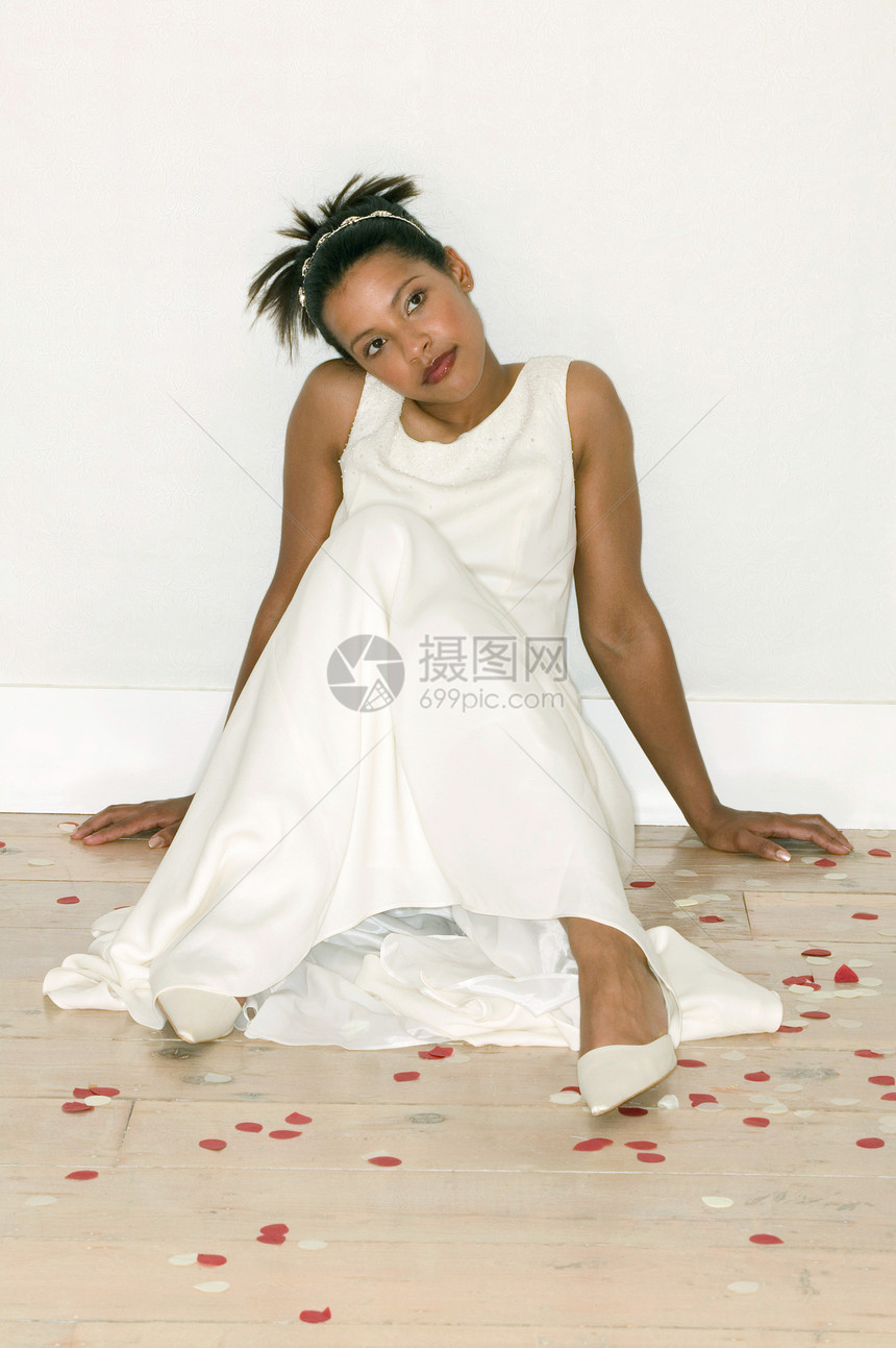 坐在木地板上的新娘图片