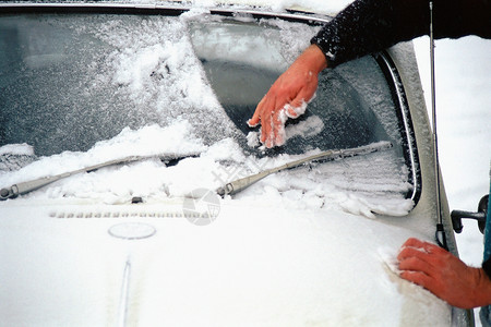 冰手高清素材刮掉车窗上的冰背景