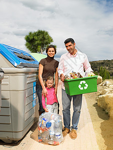 回收垃圾的一家人女儿高清图片素材