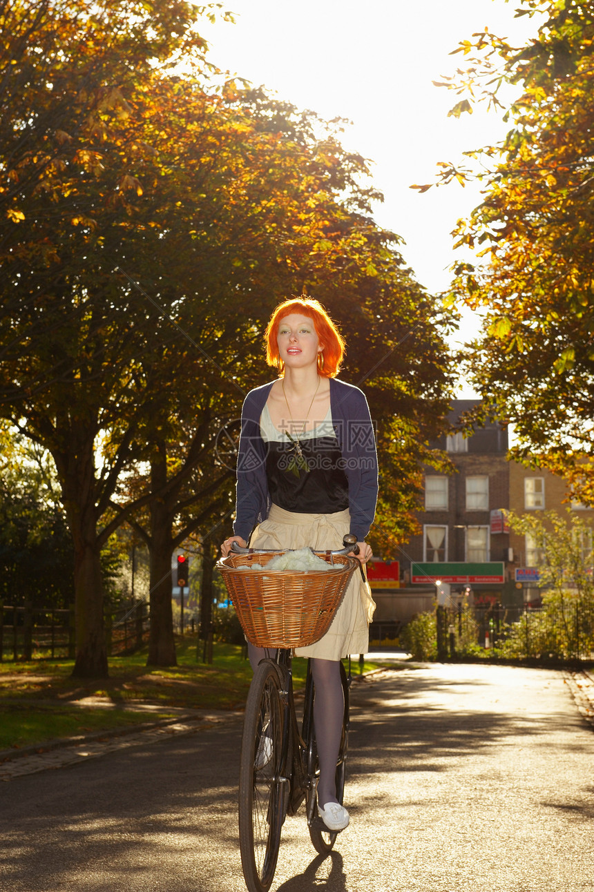 骑自行车的红发女人图片