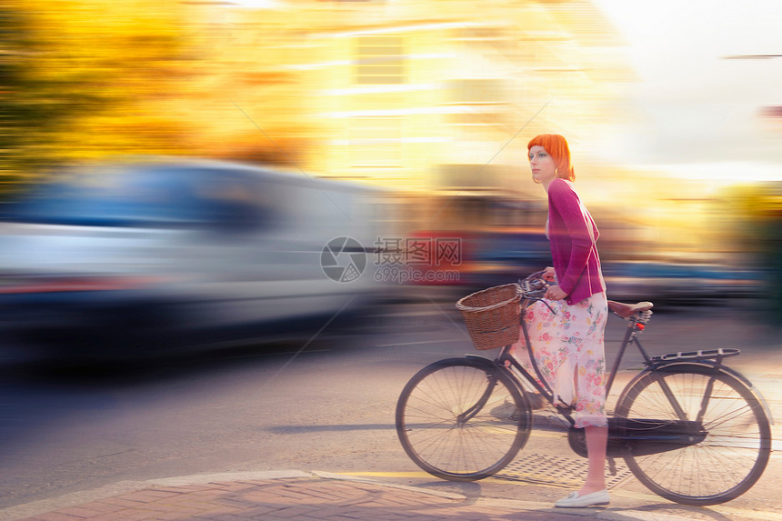 骑自行车的红发女孩图片