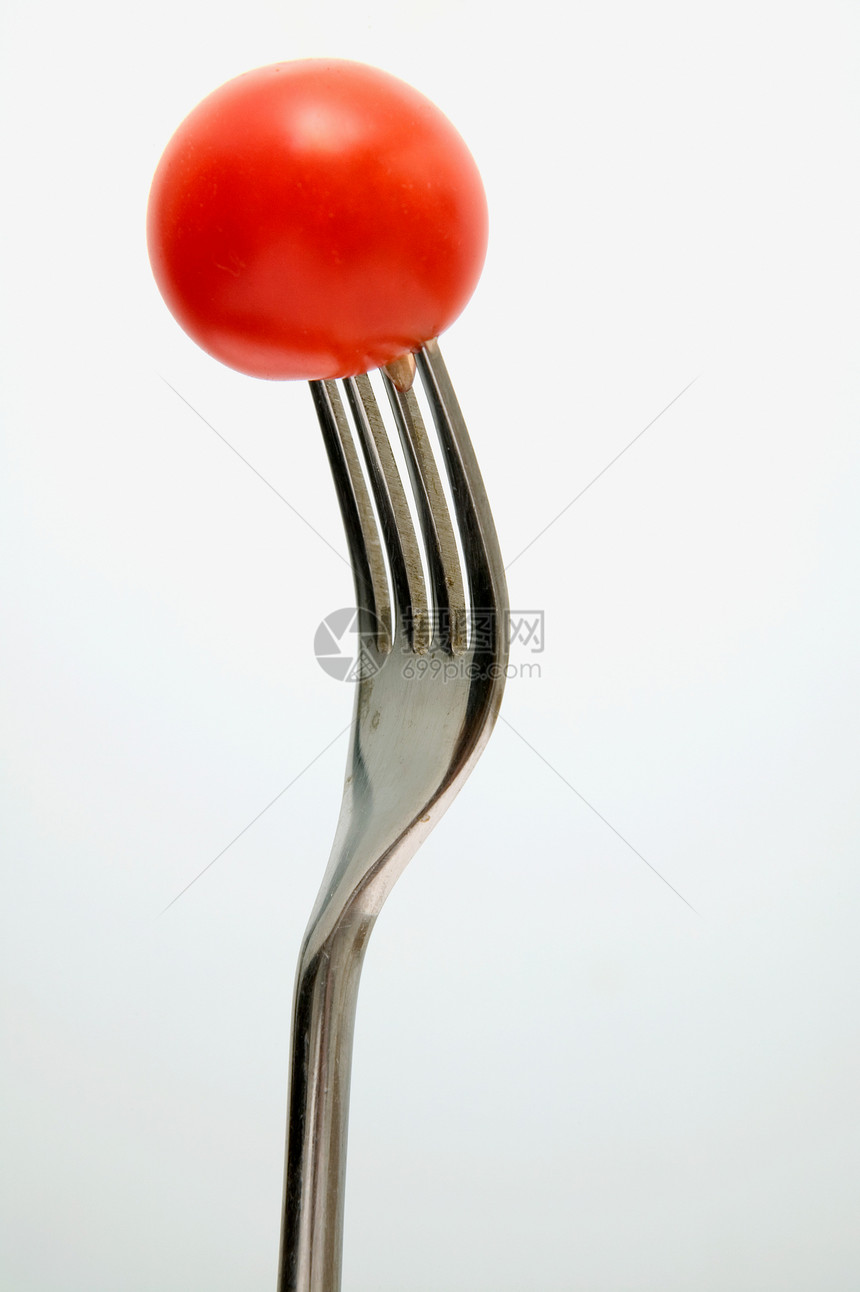 叉子上的樱桃番茄图片