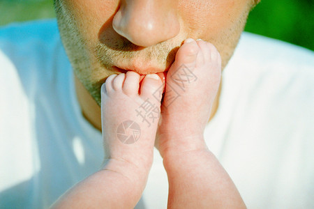 爸爸亲吻婴儿的脚图片