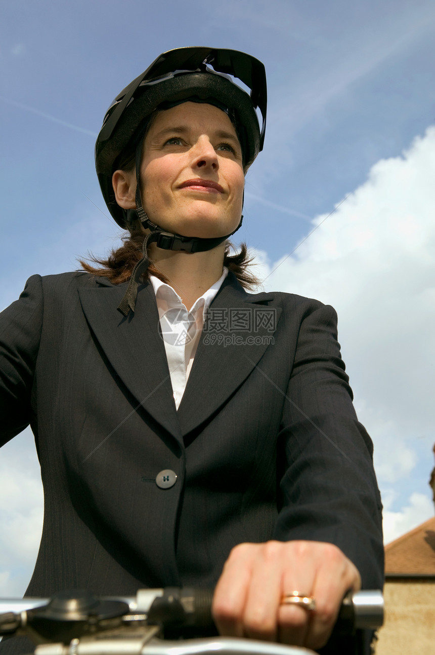 骑自行车的女商人图片