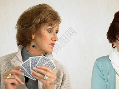 妇女在打牌图片