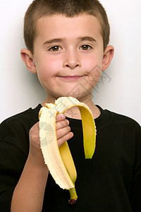 拿着香蕉的男孩图片