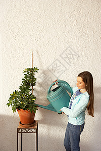 在浇灌盆栽的女孩图片