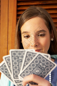 拿着扑克牌的女孩图片