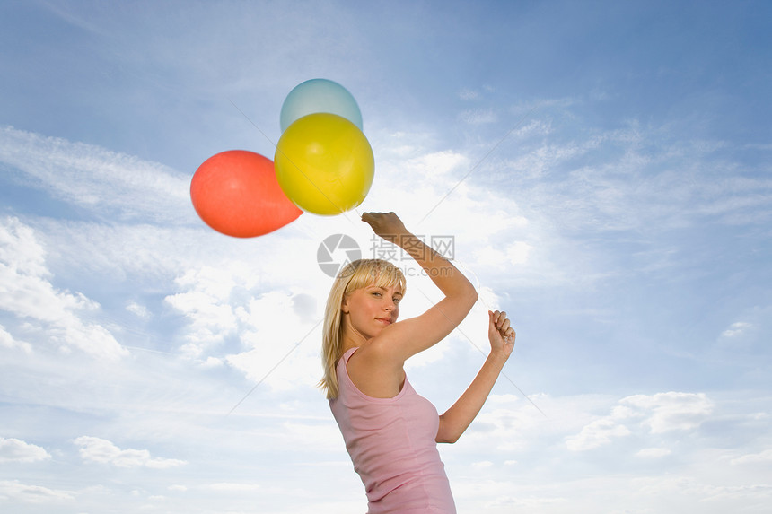 拿着气球的年轻女子图片