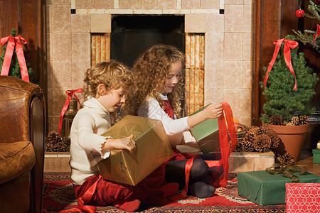 外国人圣诞孩子们打开圣诞礼物背景