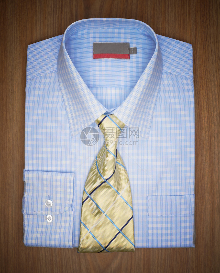 折叠衬衫和领带图片