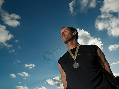 戴奖牌的男运动员图片