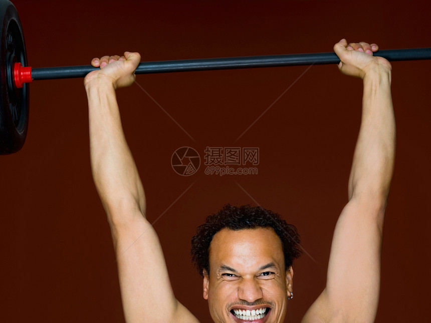 用重物锻炼身体的男性图片