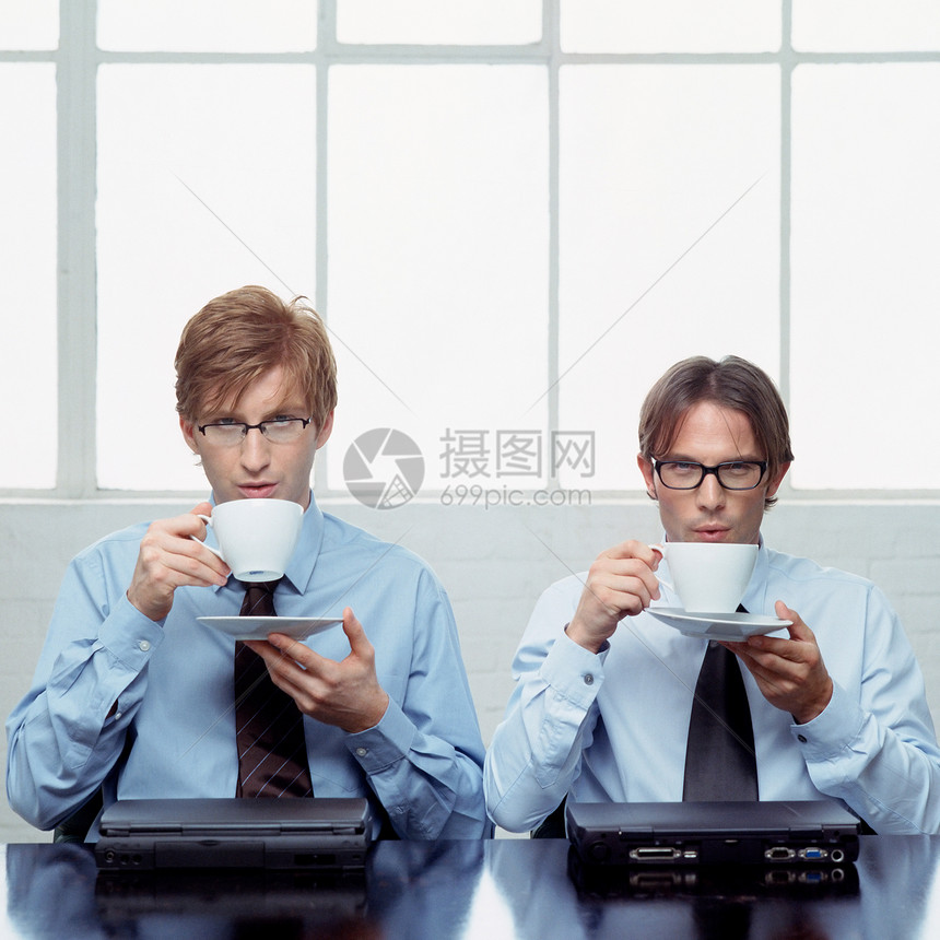 两个在喝咖啡的商人图片