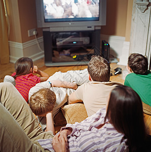 家庭看电视图片