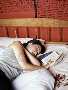 书板睡觉的女孩背景